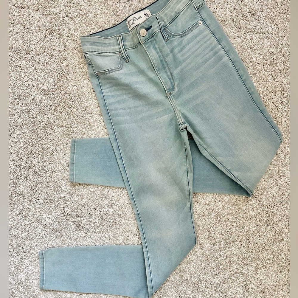 Abercrombie & Fitch high waisted Skinny Jeans SIZE 4 R - NEW - NWT